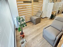 木の香り漂うナチュラルリラックスな店内で、目元をキレイに♪