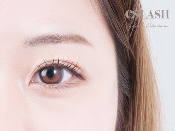 まつげエクステサロン エスラッシュ 大宮店(esLASH)の写真/マツエクオフ込3500円～◎カラーエクステも色数豊富！まつげパーマやアイブロウもご用意で垢抜けた目元に♪