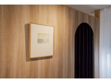 部屋の入り口には、リリーフポートを象徴する絵が飾られています