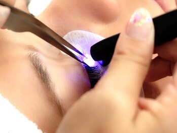 アイリュクス ブルーム(eyeluxe bloom)の写真/【LEDエクステ導入店】業界最少ワット数の出力のLED照射◎美しい仕上がり＆安全な施術を心掛けております♪