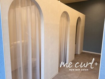 me curl+ 北方店 【ミーカールプラス】の写真/初めての方も安心♪人目を気にせずリラックスできる個室空間。白を基調とした清潔な店内で可愛く変身！