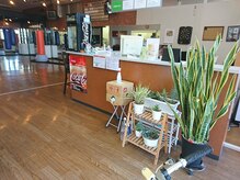 マツオボクシングジム 木曽川店の雰囲気（ジム内は広々！トレーニングマシンコーナーもご用意しております）