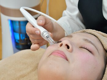 ファミリー美肌サロンの写真/【毛穴を集中改善】古い角質・毛穴の黒ずみ・皮脂詰まりをゴッソリ取り除き毛穴を引き締めクリアなお肌に♪