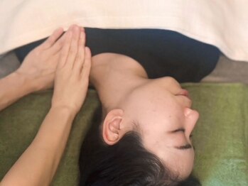 アイグリーン(i.green)の写真/首肩～腕の筋肉を丁寧に指圧やオイルでもみほぐし！いつものマッサージで改善しない方は,頭皮を緩めて☆