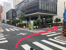 【4】十字路を右に曲がります。