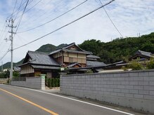 ふわりぃエステの雰囲気（天空の鳥居が望める古民家｜白いブロック塀に星の反射板が目印）