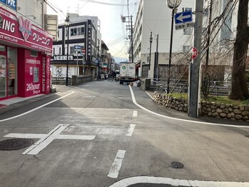 ヘッドミント 西宮北口店/橋を渡ってそのまま直進