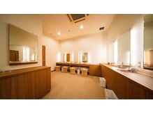 見奈良天然温泉 利楽/ドライヤースペース（浴場）