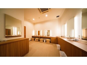 見奈良天然温泉 利楽/ドライヤースペース（浴場）