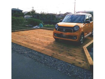 サナ 浜松/木枠でできた駐車場２台分ご用意