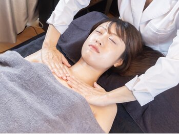 ロザリー(ROSALY)の写真/大きさや下垂、左右差、デコルテ痩せなどのお悩みは当店におまかせを！ふっくらとした上向きバストに♪