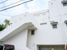 ソエル(Soel)/白い建物の3階がサロンです！