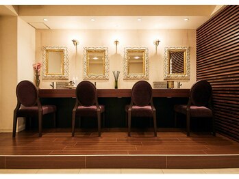 メディカルサロン エム エム エム 心斎橋本店(M.M.M)/ゆったりとしたドレッサールーム
