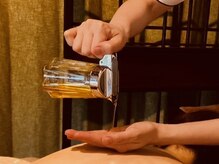 桃酔堂の雰囲気(複数あるアロマからお客様にあったアロマをオイルにブレンド)