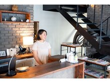 イチヨンタイムの雰囲気（受付カウンターではスタッフが笑顔でお客さまをお出迎え。）