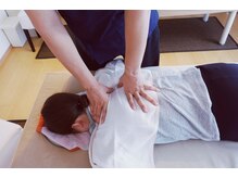 ここらく整体院/背中と肩甲骨の痛みを解消