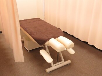 西野中央整骨院/内観(施術ベッド）