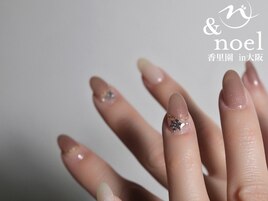 グレージュ×雪の結晶ネイル