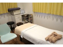 エブリー(EVERY)の雰囲気（【個室1】よもぎ蒸しも可能な白を基調としたお部屋です。）