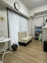 あすなろ整体院/アルコール清掃済みの待合室です