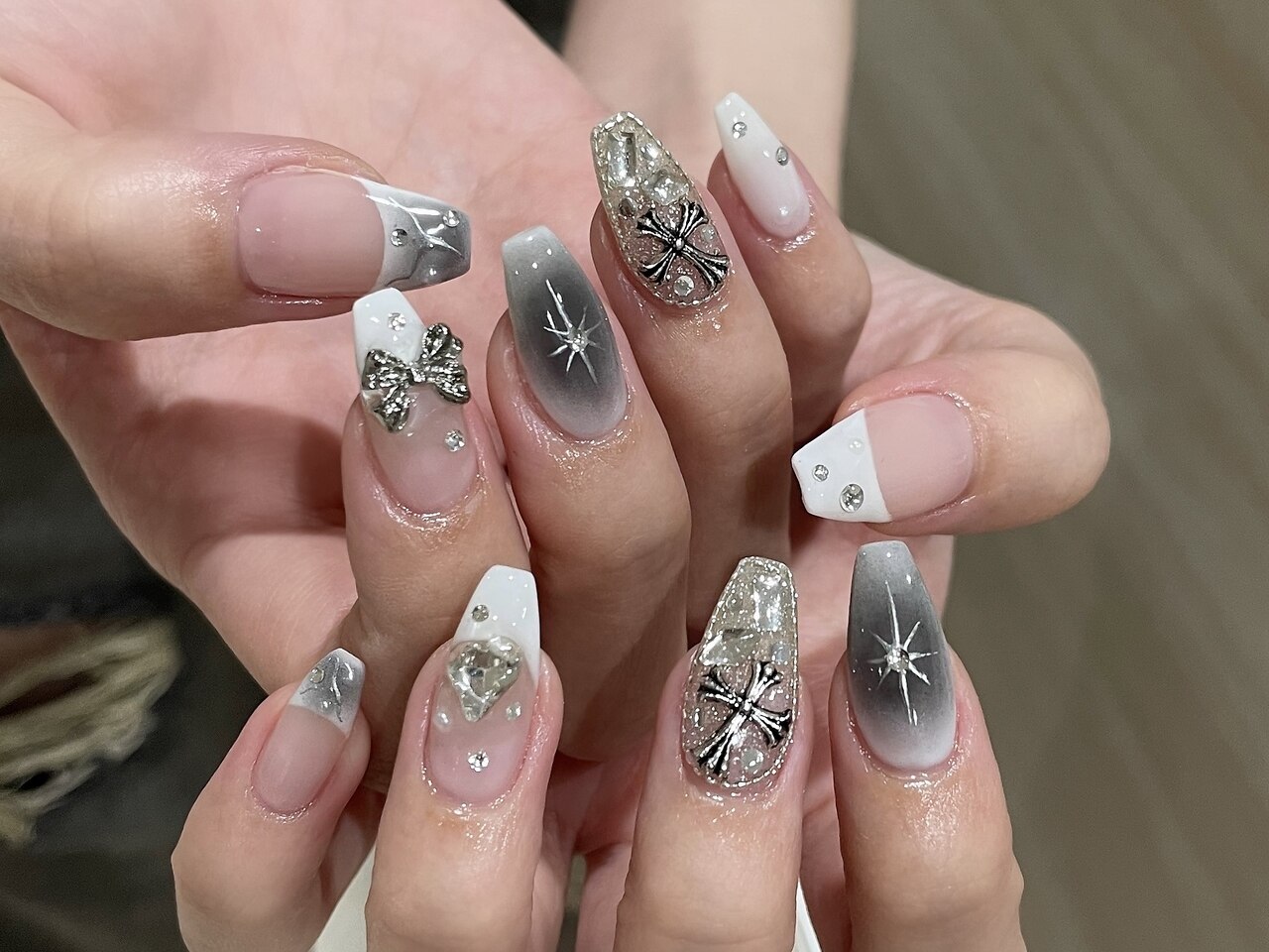 2025年秋トレンド】ホワイト ワンカラー ハンドのネイルデザイン集