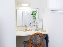 サロン ド アロハ(salon de aloha)の雰囲気（鏡の前でゆっくりとお茶や会話も楽しめる癒しの空間です）