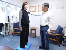 久屋整体の雰囲気（姿勢と重心バランスを確認して施術する筋肉を決定します。）