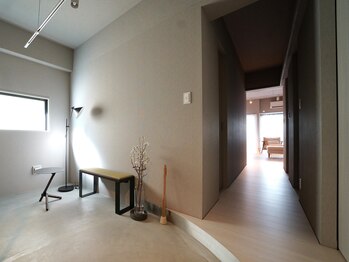 エンボディメントラボラトリー エイトレターズ(Embodiment Lab. 8 LETTERS)/扉を開くとアロマの香りがふわり