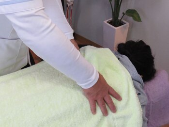 済生整体院/肩甲骨から肩にかけての施術