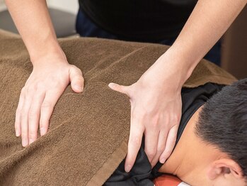 川上スポーツ鍼灸院の写真/【慢性的な腰痛などお悩みの方に】腰の辛さは姿勢が原因。体の歪みを整え腰痛を根本から改善♪初心者にも◎