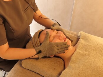 レミリア 中目黒店(RE:MIRIA Nakameguro)/小顔筋膜リリースで深層筋引上げ