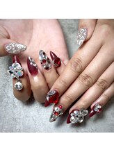 リノネイル(Lino Nail)/ストーンたっぷりデザイン