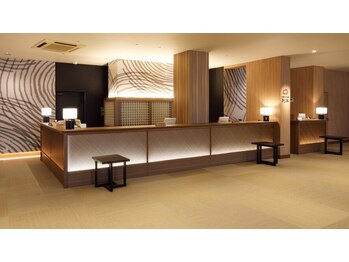 見奈良天然温泉 利楽/開放的なフロント