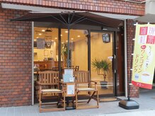アリー(ALyii)の雰囲気（脱毛サロンですが入り口は明るいカフェ　店前に自転車置けます）