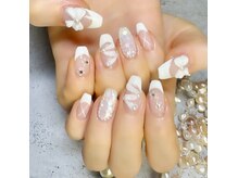 モアネイル(more nail)の雰囲気（フレンチネイルに3Dリボンデザインぷっくりがかわいい）