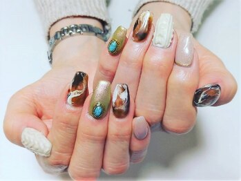 指先彩る秋のリゾートネイル