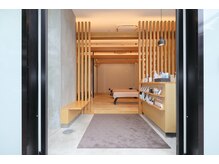 整体骨盤調整コネクト 九段下店の雰囲気（木のぬくもり溢れる、拘りの照明と音響機器によるリラックス空間）