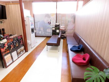 やまが中央整骨院/【待ち合いスペース】