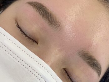 ブリック(BLICK)の写真/【美眉スタイリング】自分では難しいアイブロウケアはプロへ★パーマなしでも綺麗な毛流れを再現します♪