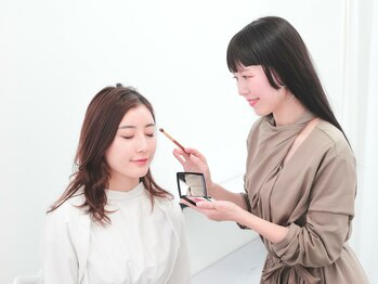 アトラクティの写真/《メイクレッスンでお肌をきれいに♪》自然光で行うパーソナルカラー診断★リラックスできる完全個室完備！