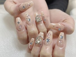 指先を華やかに彩る宝石ネイル