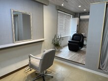 サロン内に美容室併設ヘア施術も可能です