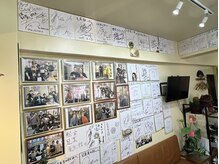 熙金足裏養生館の雰囲気（TV取材やYouTube撮影でのご来店も★壁にはサインがズラリ!!）