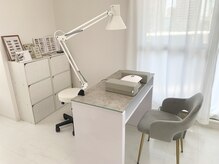 白を基調とした落ち着いた雰囲気の店内