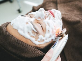 ニキビ研究所 町田店の写真/【完全個室】乾燥肌・敏感肌・カミソリ負け・ニキビなど男性の肌悩みもプロへ！メンズ背中ニキビケアも◎