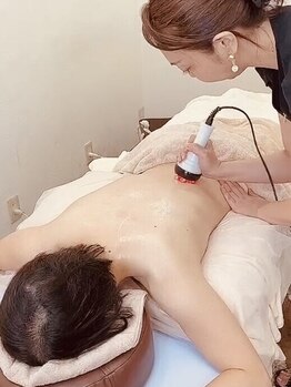 ナイングラム(ninegram)の写真/首回りや肩回りの印象がガッチリしていて気になる方にお勧め【首肩美人60分】で今までにない華奢な印象へ。