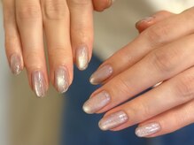 うるうるな質感がたまらない。上品な大人ネイル。