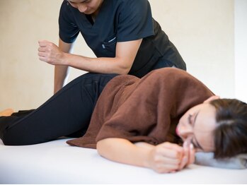 天照鍼灸接骨院の写真/【お身体のバランスを整えたい方必見！】当店自慢のスタッフによる姿勢矯正・骨盤矯正で美しい姿勢に◎