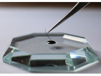 ルキア(Lukia)/肌へ負担の少ない国産グルー使用