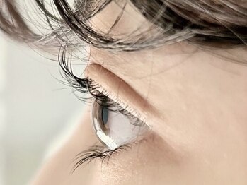 リリスワン(L'iriswan)の写真/大人気のまつ毛パーマで憧れのモテカワなお目元に♪一人一人の目の形に合わせてデザインをご提案！